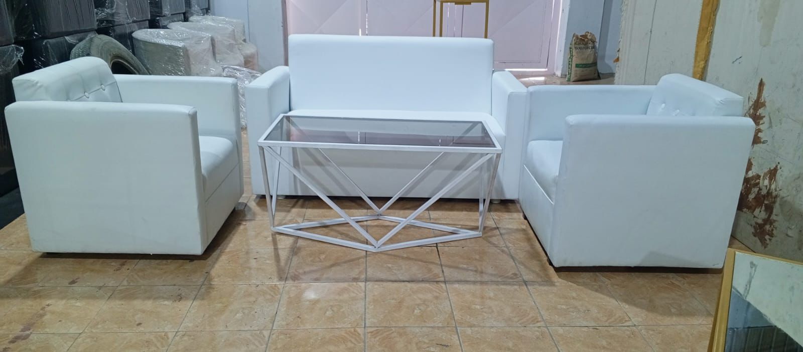 كنب جلد ابيض